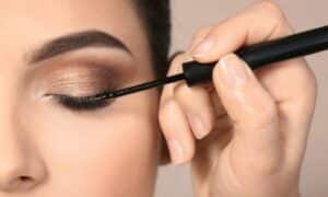 Truccatrice crea una linea sottile per lo smokey eyes chiaro