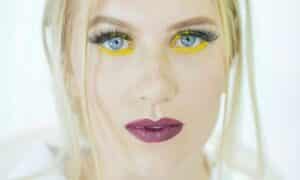 Esempio di smokey eyes con colori che su untipo di pelle danno effetti neon, come questo giallo