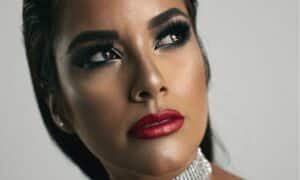 Modella ha uno smokey eyes pop nero