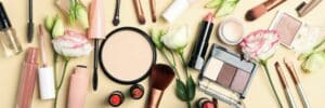 Tutti gli oggetti essenziali per il trucco