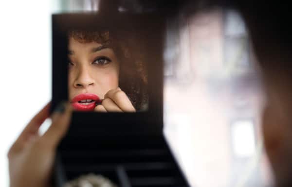 trucco con rossetto rosso