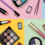 Palette e altri trucchi di colori differenti posti su una base della tinta cromatica giusta