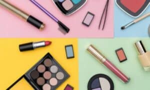 Palette e altri trucchi di colori differenti posti su una base della tinta cromatica giusta
