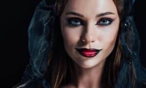 Primo piano di una modella truccata con make-up gothic