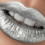 immagine in primo piano di labbra socchiuse e truccate con rossetto grigio metallizzato