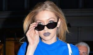 Foto della famosissima modella Gigi Hadid che cammina in strada con il rossetto grigio