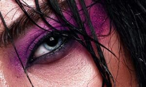 Esempio di un trucco neon sulle nuance del viola con glitter che prende tutta l'area della palpebra