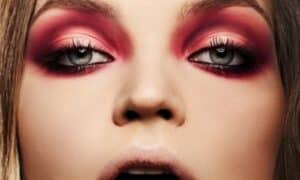 trucco occhi marsala molto forte sulla palpebra alta
