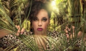 Modella con occhi nocciola mostra il trucco adatto a questo colore