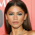 foto in primo piano del viso di Zendaya con un trucco occhi verde e oro