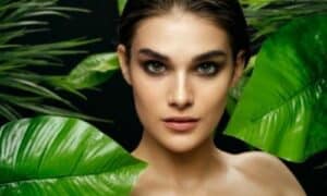 Modella con gli occhi verdi sfoggia un trucco smokey eyes che accentua il colore delle iridi 