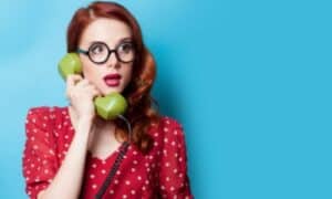 Modella con occhiale tondo mostra un trucco deciso ma non invadente