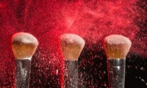 Pennelli da trucco che perdono ombretto color porpora