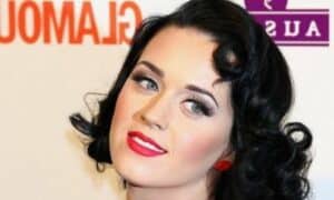 Primo piano del volto di Katy Perry con il classico trucco Pin-Up