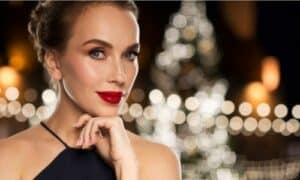 Donna partecipa ad una festa di natale con un leggero ed elegante trucco rosso
