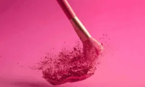 pennello per trucco su sfondo e polvere fuxia