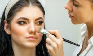 Truccatrice crea il perfetto trucco per la donna inverno